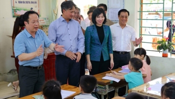 Phó Chủ tịch Thường trực HĐND TP Hà Nội  Phùng Thị Hồng Hà thăm, tặng quà học sinh vùng lũ