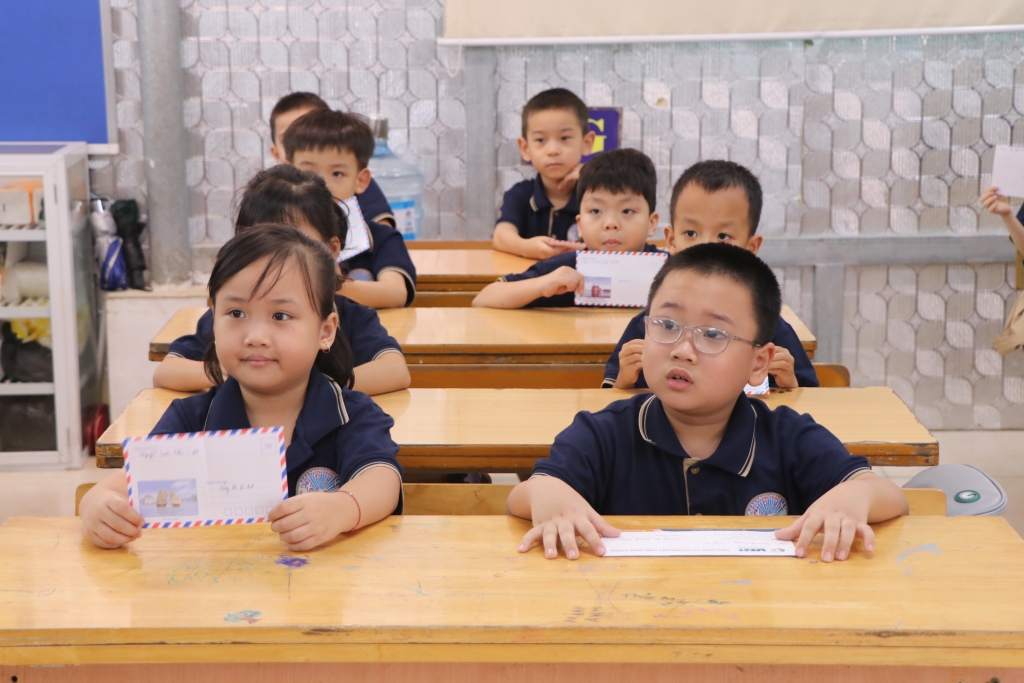 Hà Nội: Cô trò trường Tiểu học Khương Thượng chung tay góp sức ủng hộ đồng bào chịu ảnh hưởng của bão lụt