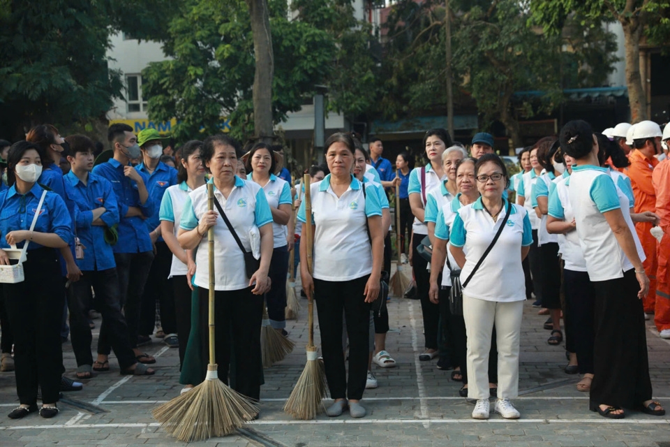 Các lực lượng tham dự Lễ phát động.