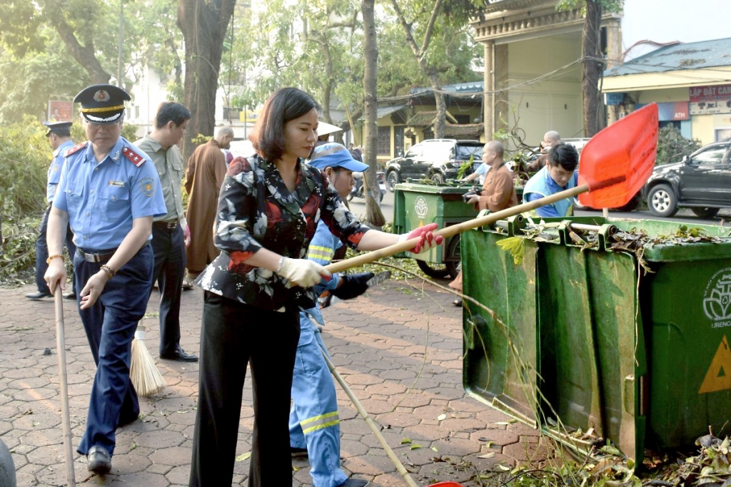 Phó Bí thư Thường trực Thành ủy Nguyễn Thị Tuyến tham gia dọn vệ sinh cùng Nhân dân.