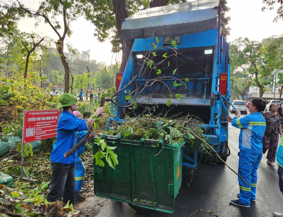 Các lực lượng tham gia tổng vệ sinh môi trường.