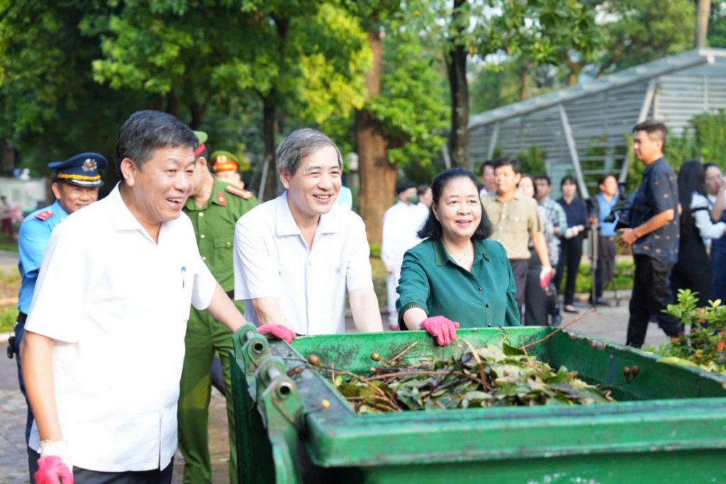 Lãnh đạo Thành phố và các lực lượng tham gia dọn dẹp vệ sinh môi trường.