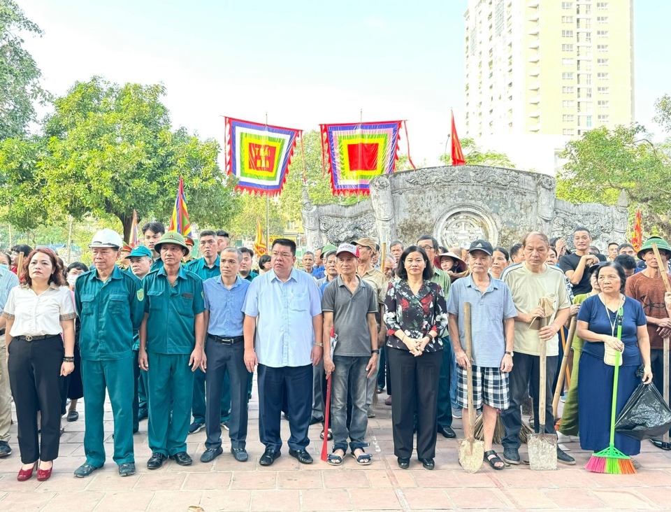 Phó Bí thư Thường trực Thành uỷ Nguyễn Thị Tuyến dự lễ phát động ra quân dọn dẹp vệ sinh môi trường tại phường Phương Liên, quận Đống Đa. Ảnh Trần Long