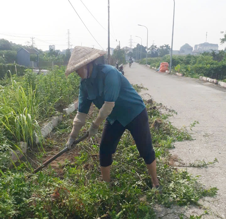 Người dân huyện Thạch Thất tổng vệ sinh môi trường sau mưa lũ