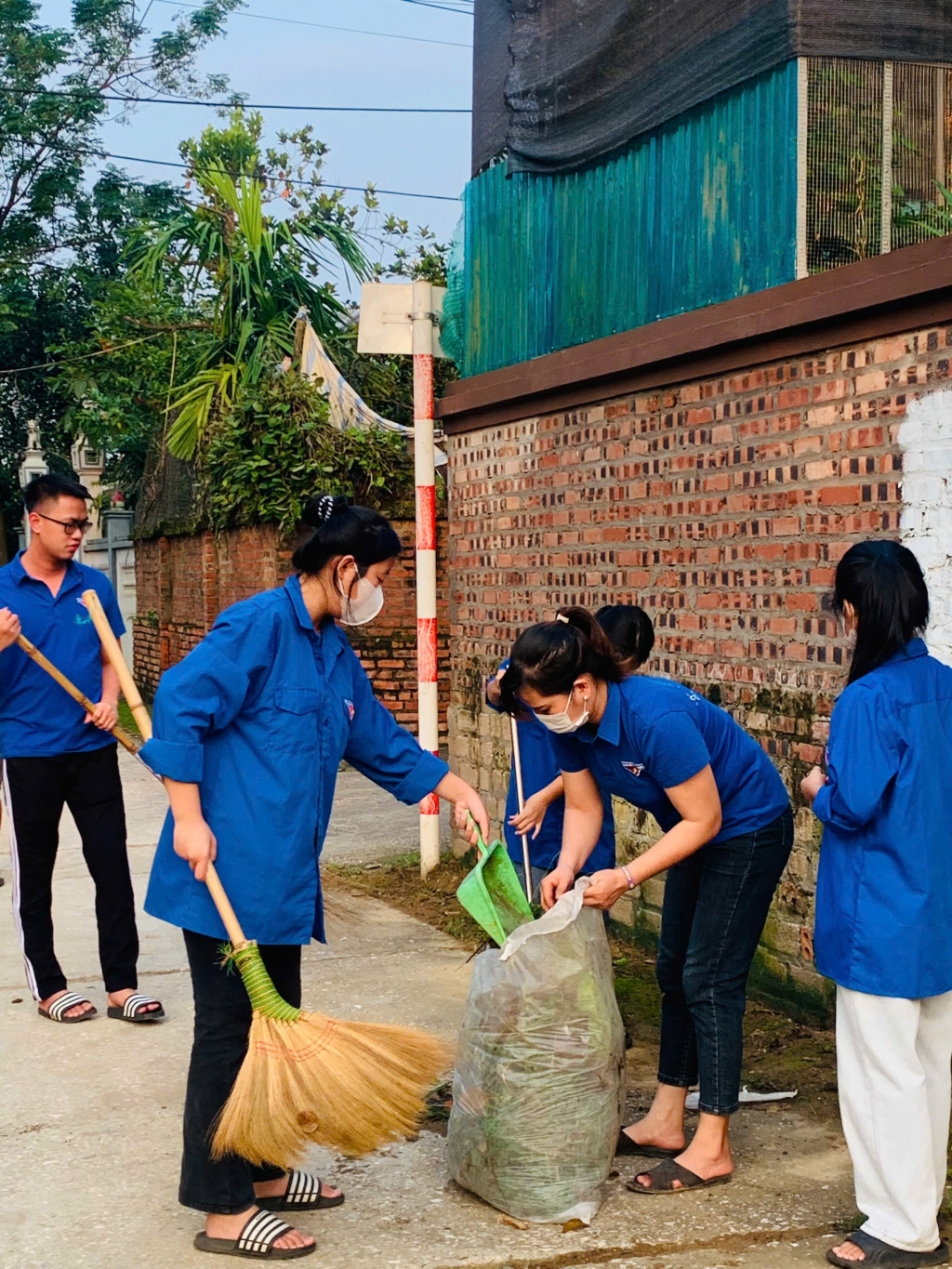 Người dân huyện Thạch Thất tổng vệ sinh môi trường sau mưa lũ