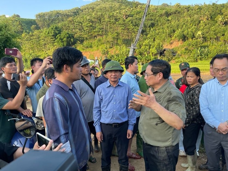 Thủ tướng Phạm Minh Chính tới Lào Cai để thị sát tình hình, thăm hỏi đời sống người dân, kiểm tra, động viên các lực lượng đang làm nhiệm vụ ứng phó mưa lũ, cứu hộ, cứu nạn, khắc phục hậu quả thiên tai, tiếp tế nhu yếu phẩm cho người dân. Ảnh: VGP