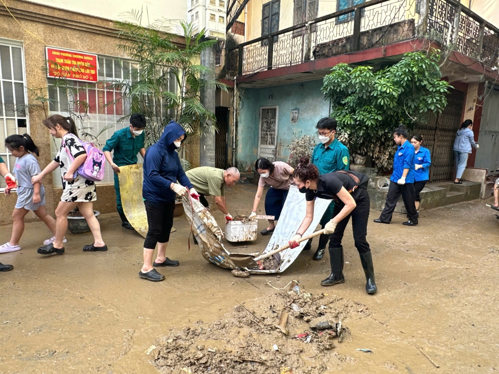 Người dân, các lực lượng phường Chương Dương (quận Hoàn Kiếm) tập trung dọn dẹp, vệ sinh nhà cửa để sớm quay về cuộc sống bình thường.