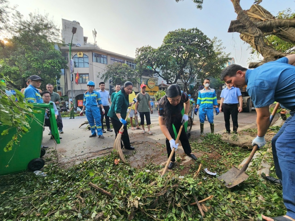 Bí thư Thành uỷ Hà Nội Bùi Thị Minh Hoài tham gia dọn vệ sinh tại số 49 Trần Hưng Đạo.