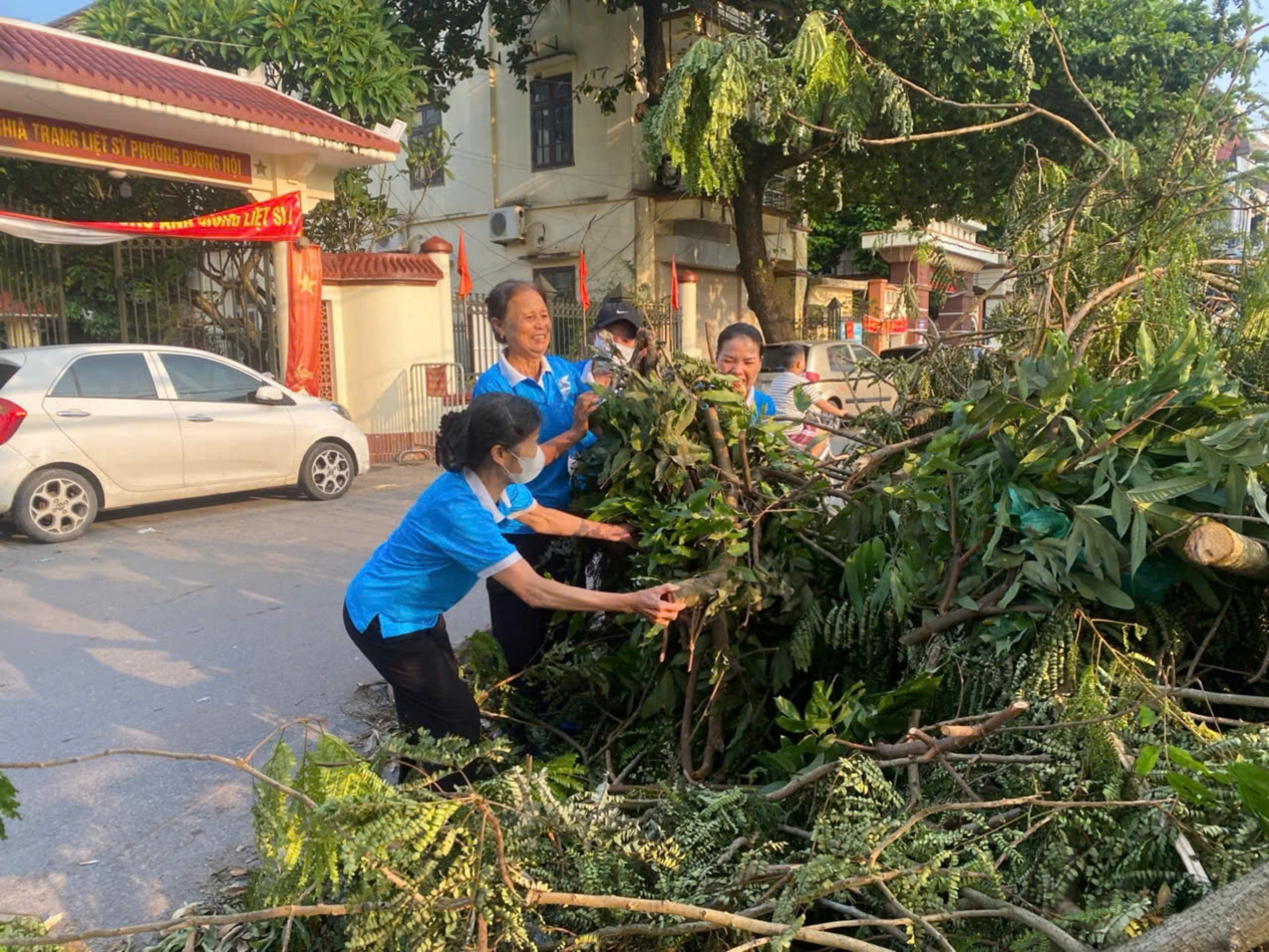 Phụ nữ Thủ đô hưởng ứng lễ phát động toàn dân tham gia tổng vệ sinh môi trường khắc phục hậu quả bão số 3