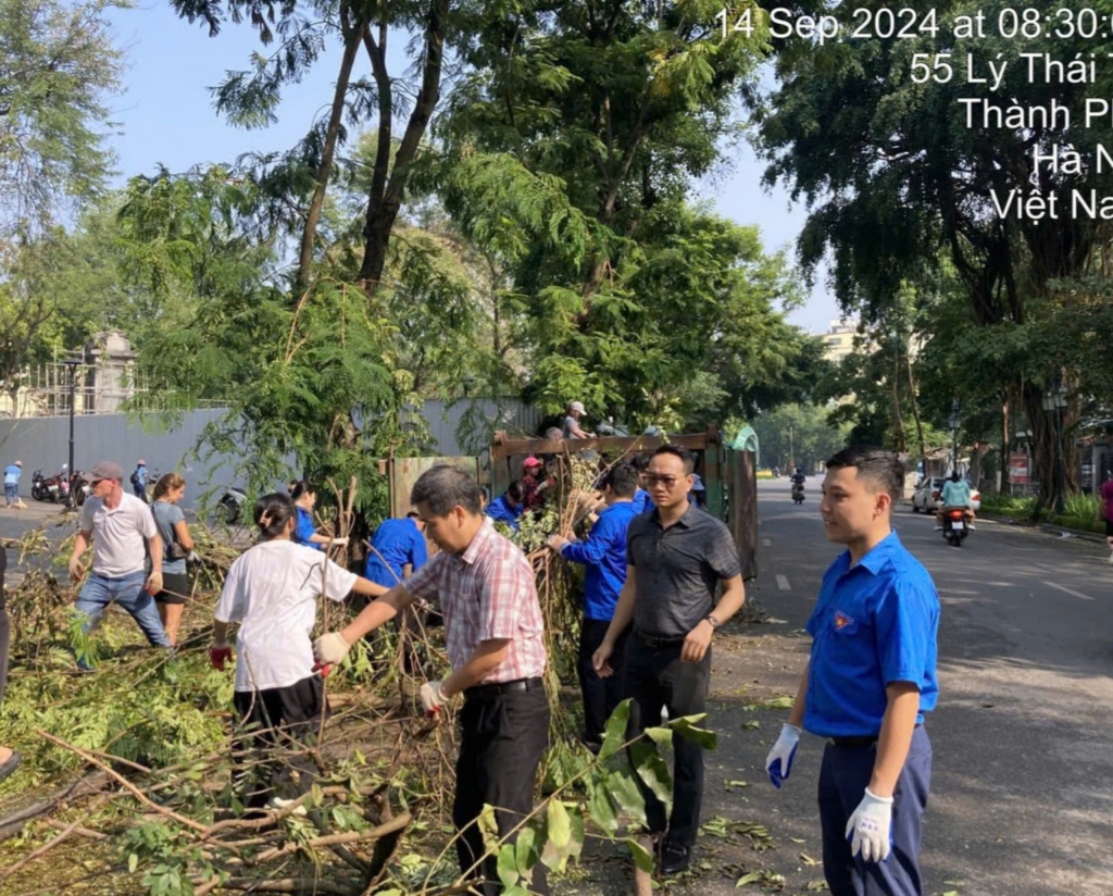 Người dân, các lực lượng phường Tràng Tiền (quận Hoàn Kiếm) tập trung dọn dẹp, vệ sinh môi trường.