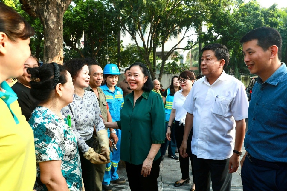 Bí thư Thành uỷ Hà Nội Bùi Thị Minh Hoài động viên các lực lượng dọn dẹp vệ sinh tại quận Hoàn Kiếm.