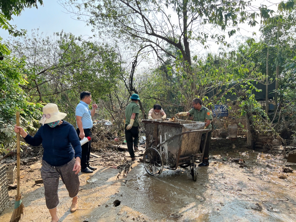 Người dân, các lực lượng phường Phúc Tân (quận Hoàn Kiếm) tập trung dọn dẹp, vệ sinh nhà cửa để sớm quay về cuộc sống bình thường.