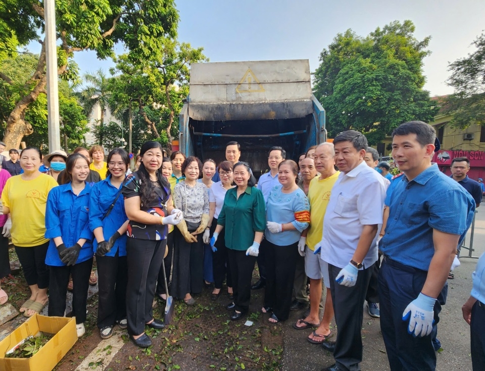 Bí thư Thành uỷ Hà Nội Bùi Thị Minh Hoài động viên các lực lượng dọn dẹp vệ sinh tại số 49 Trần Hưng Đạo, quận Hoàn Kiếm.