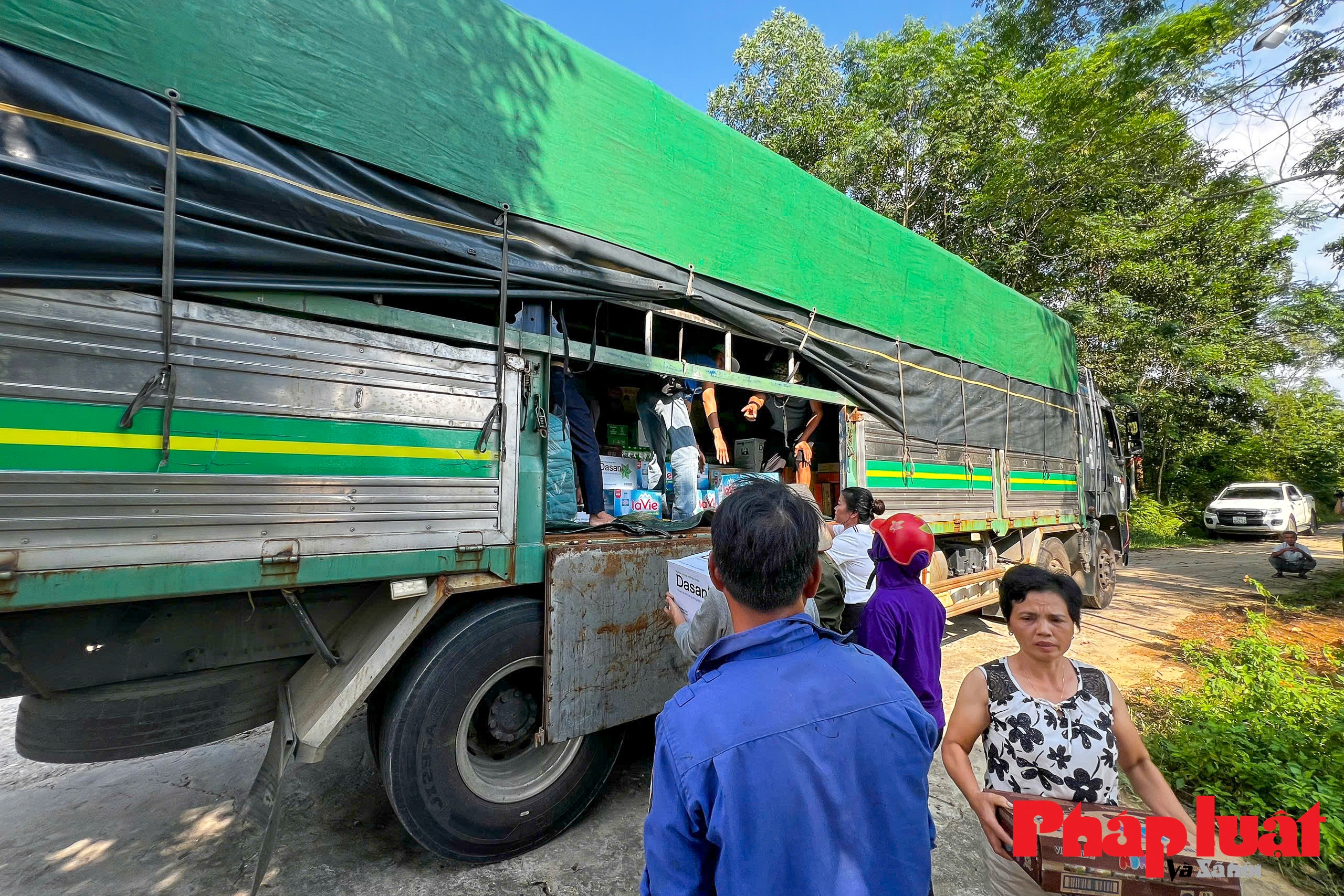 Em bé Hà Nội kêu gọi cả xe tải 18 tấn nhu yếu phẩm cứu trợ các tỉnh ngập lụt miền Bắc