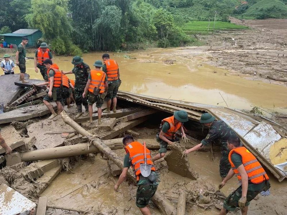 Lực lượng chức năng tổ chức tìm kiếm nạn nhân mất tích tại Trung tâm chỉ huy tiền phương thôn Làng Nủ.