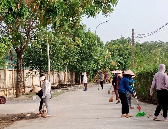 Công tác vệ sinh môi trường được Nhân dân các địa phương tiến hành nhiệt tình, khẩn trương. Ảnh: V. Biên