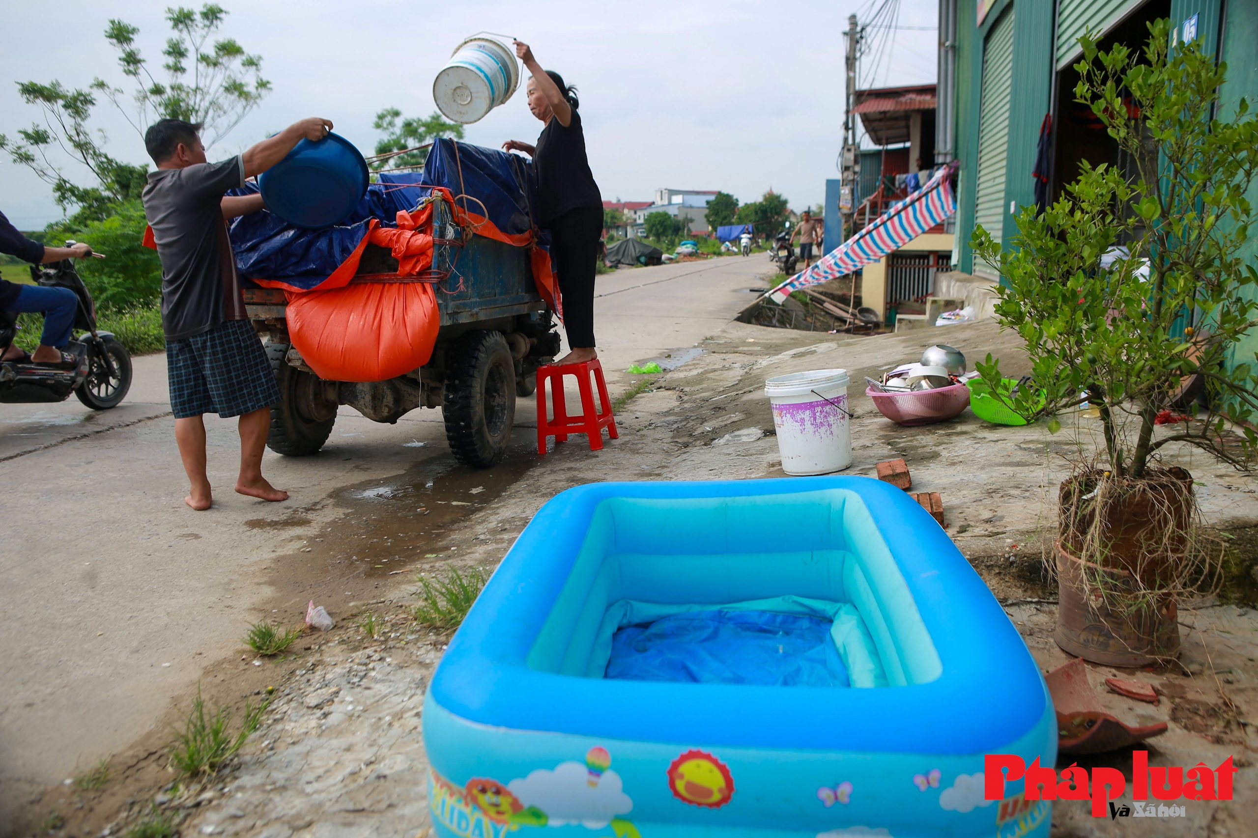 Những xô nước sạch đầy tình làng nghĩa xóm tại thôn lũ