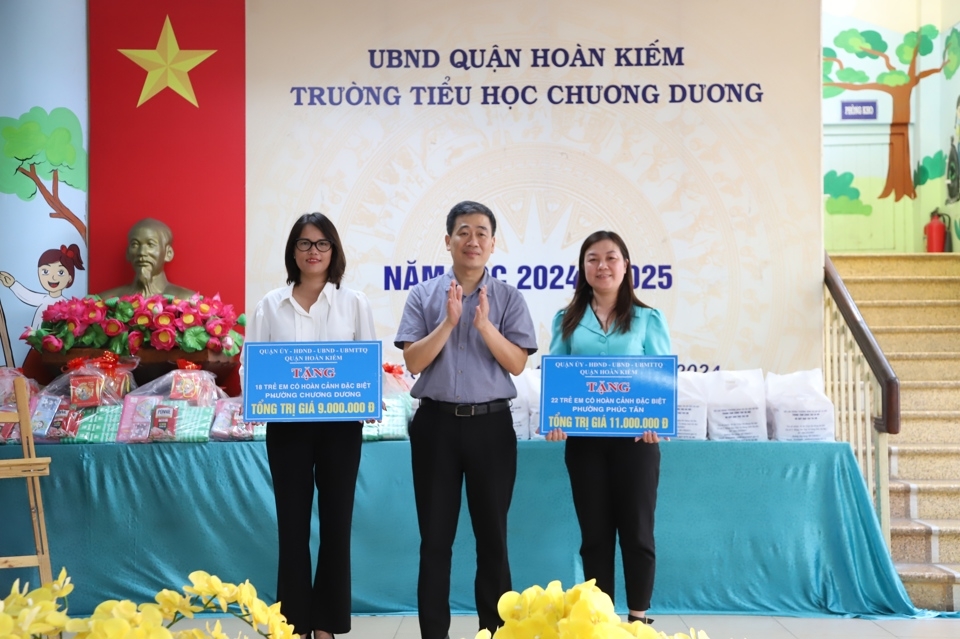 Phó Chủ tịch Thường trực UBND quận Hoàn Kiếm trao biển tượng trưng quà tặng cho trẻ em có hoàn cảnh đặc biệt của 2 phường