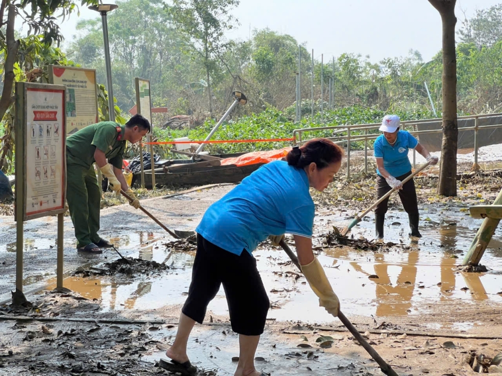 Nhân dân Hà Nội hưởng ứng tham gia Lễ phát động “Toàn dân tham gia tổng vệ sinh môi trường khắc phục hậu quả bão số 3” do Ủy ban Mặt trận Tổ Quốc Việt Nam TP Hà Nội ngày 14/9/2024. Ảnh: Thu Hồng