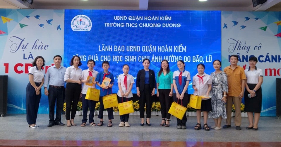 Phó Chủ tịch UBND quận Lê Anh Thư tặng quà cho học sinh trường THCS Chương Dương