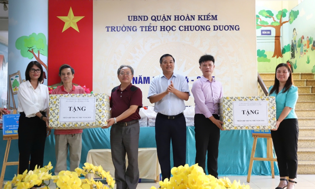 Phó Chủ tịch Thường trực UBND quận Hoàn Kiếm trao biển tượng trưng quà tặng cho trẻ em có hoàn cảnh đặc biệt của 2 phường