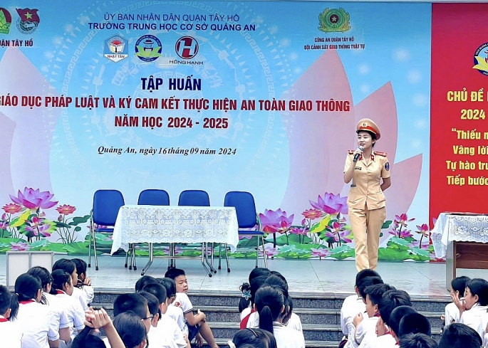 Công an quận Tây Hồ: giáo dục pháp luật và ký cam kết thực hiện an toàn giao thông cho học sinh