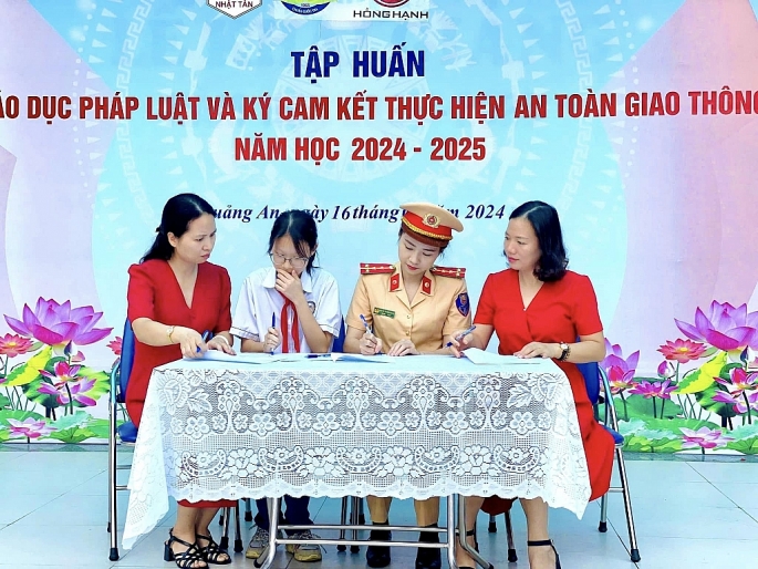 Công an quận Tây Hồ: giáo dục pháp luật và ký cam kết thực hiện an toàn giao thông cho học sinh