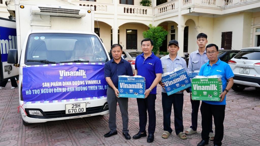 Vinamilk hỗ trợ sữa, nước và nhiều quà tặng cho người dân vùng ngập lụt ngoại thành Hà Nội