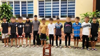 Bắt nhóm “tuổi teen” mang theo hung khí gây náo loạn đường phố