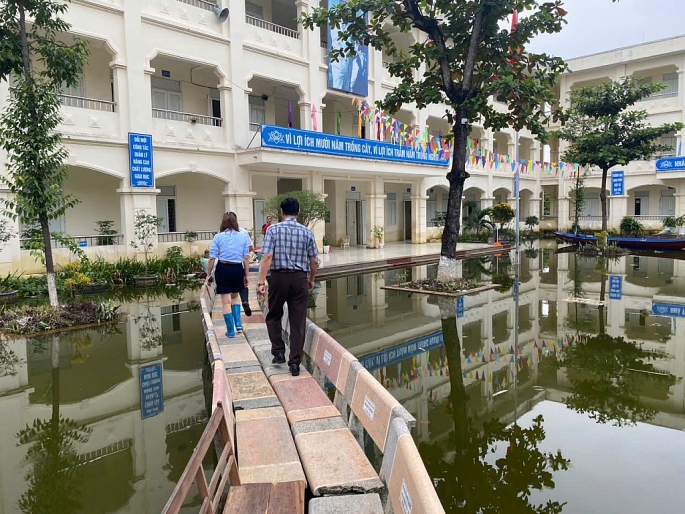 Trường Tiểu học Hợp Tiến B kê ghế đá làm đường cho thầy, cô đi vào trường. Ảnh: V. Biên