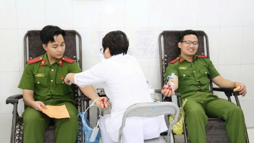 Thanh niên Công an Thủ đô hiến máu cấp cứu một bệnh nhân trong vụ sạt lở ở Làng Nủ