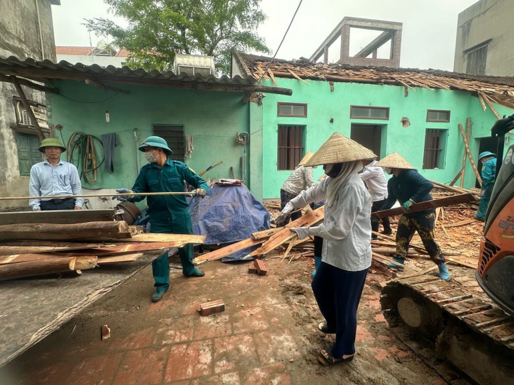 Cán bộ, hội viên và nhân dân Bản Cầu Tư, xã Hồng Kỳ, huyện Yên Thế giúp hộ nghèo sửa chữa, xây mới nhà ở. Ảnh: Văn Chức.