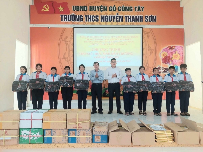  Ông Nguyễn Thanh Tuấn - Phó Chủ tịch UBND huyện Gò Công Tây phát biểu trong buổi trao tặng quà cho các em học sinh khó khăn Trường THCS Nguyễn Thanh Sơn.