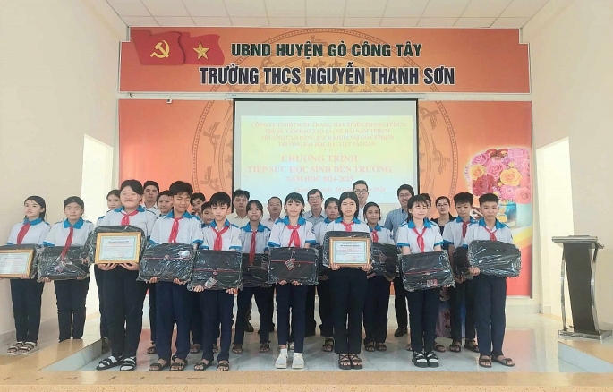 Một số hình ảnh hoạt động tại buổi trao tặng quà cho học sinh khó khăn Trường THCS Nguyễn Thanh Sơn. Ảnh: VD