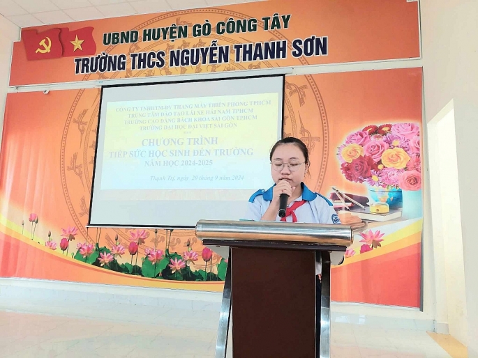 Em Nguyễn Phan Như Thảo, học sinh lớp 7/6 thay mặt các học sinh có hoàn cảnh khó khăn của trường chia sẻ tại buổi nhận tập. Ảnh :VD