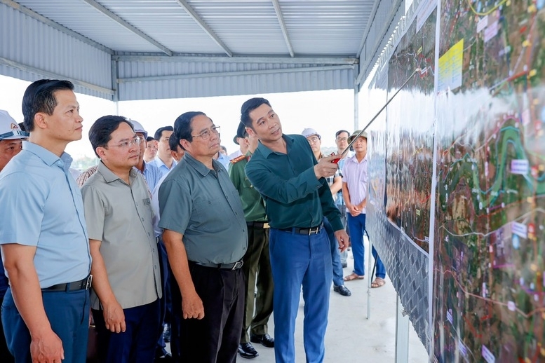 Thủ tướng Phạm Minh Chính nghe báo cáo tiến độ triển khai thực hiện dự án đầu tư xây dựng đường Vành đai 4-Vùng Thủ đô Hà Nội đoạn qua tỉnh Bắc Ninh. Ảnh: VGP