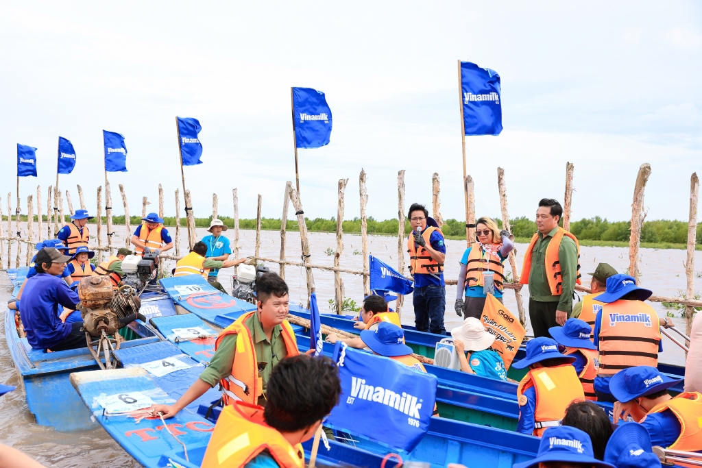 Ông Lê Hoàng Minh thực hiện mẫu thao tác buộc thép các cọc cừ tràm để làm hàng rào khoanh nuôi.   