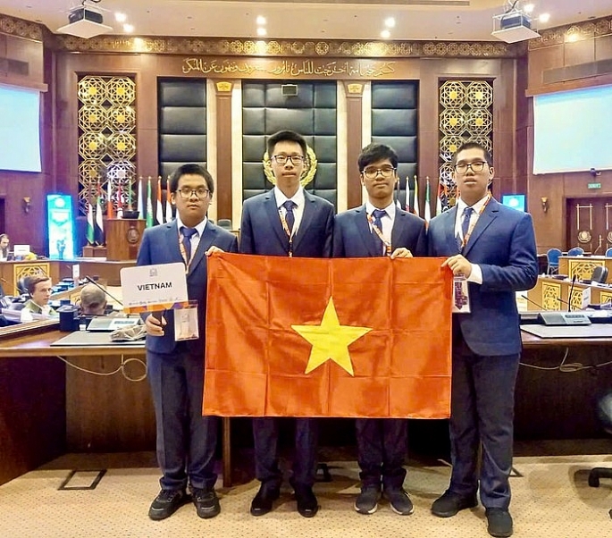 Nam sinh rẽ hướng thành công, đoạt Huy chương Vàng Olympic Tin học quốc tế