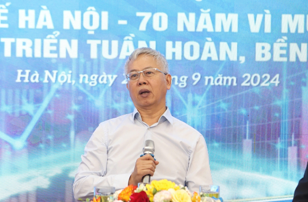 TS. Nguyễn Đức Kiên chia sẻ tại tọa đàm trực tuyến với chủ đề: “Kinh tế Hà Nội - 70 năm vì mục tiêu phát triển tuần hoàn, bền vững”. Ảnh: Thanh Hải