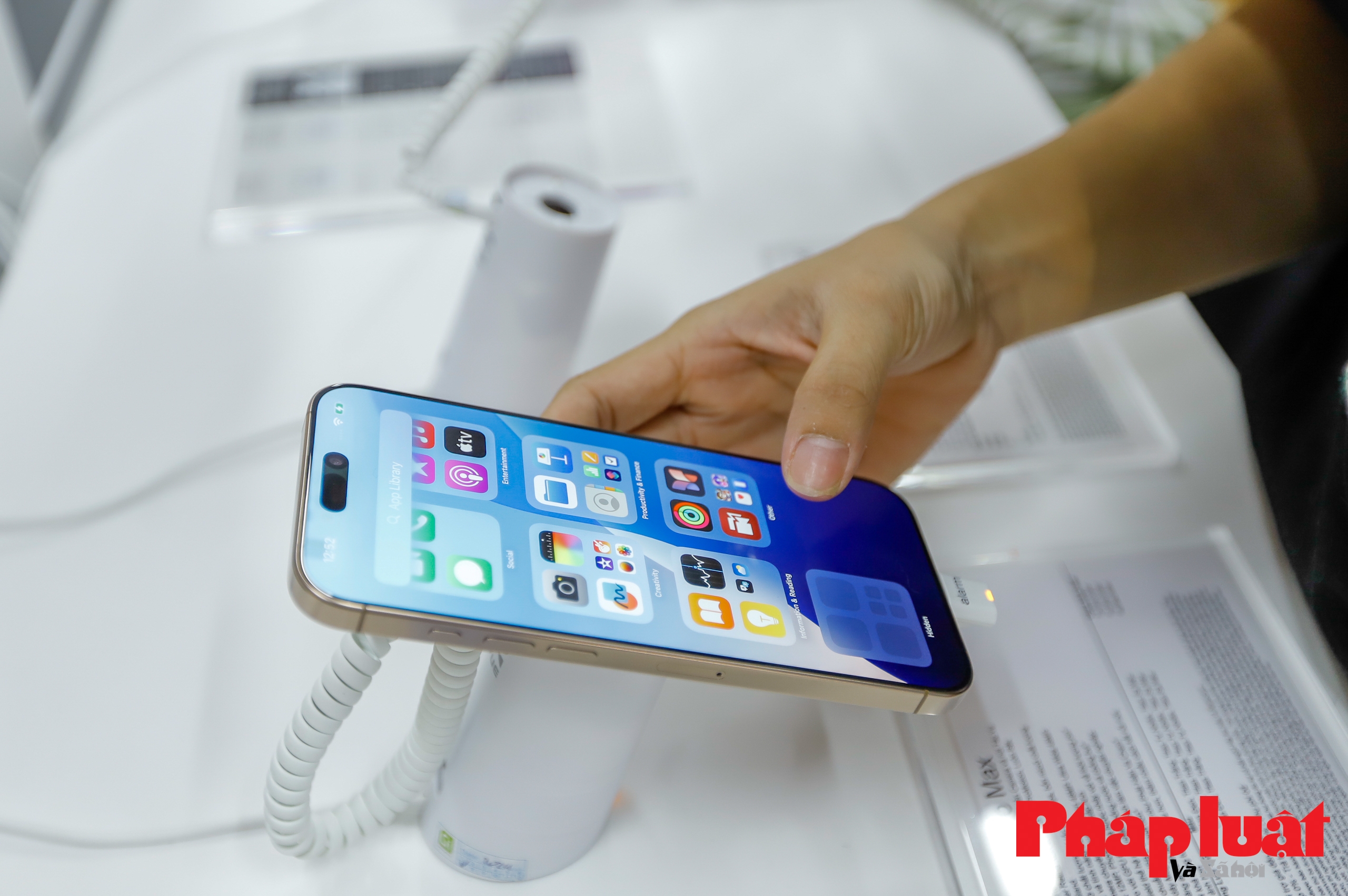 Nhiều người xếp hàng xuyên đêm chờ mua iPhone 16