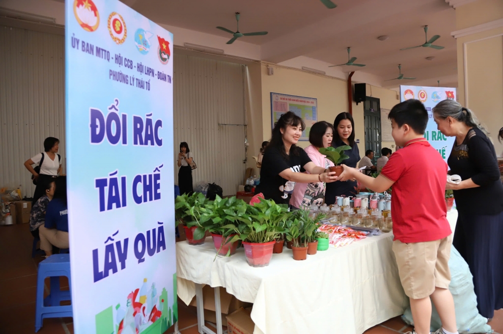 Em Lưu Thái Hoà - học sinh lớp 5B trường Tiểu học Nguyễn Du đổi rác thải tái chế lấy quà tặng tại chương trình.