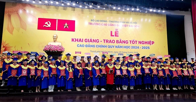 Hiệu trưởng Trường Cao đẳng Đại Việt Sài Gòn trao bằng, tặng hoa chúc mừng các tân cử nhân Ảnh: Văn Dũng