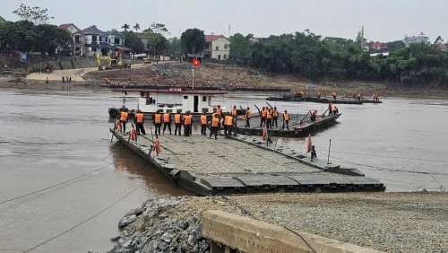 Vụ sập cầu Phong Châu: Quân đội lắp đặt cầu phao dã chiến phục vụ phương tiện lưu thông