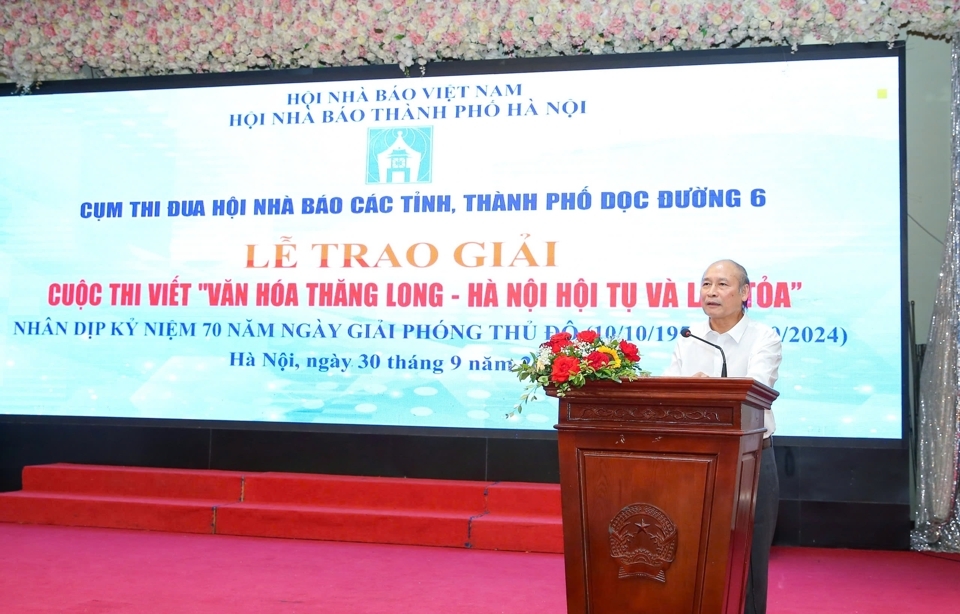 Phó Chủ tịch Thường trực Hội Nhà báo TP Hà Nội Kiều Thanh Hùng phát biểu tại buổi lễ. 