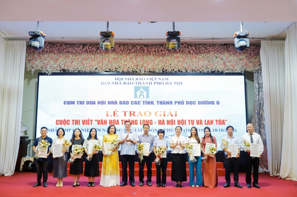 Phó Chủ tịch Thường trực Hội Nhà báo Sơn La Đinh Anh Đức và Phó Chủ tịch Hội Nhà báo Lai Châu Nguyễn Thị Ngọc Hà trao giải Khuyến khích cho các tác giả, nhóm tác giả. 