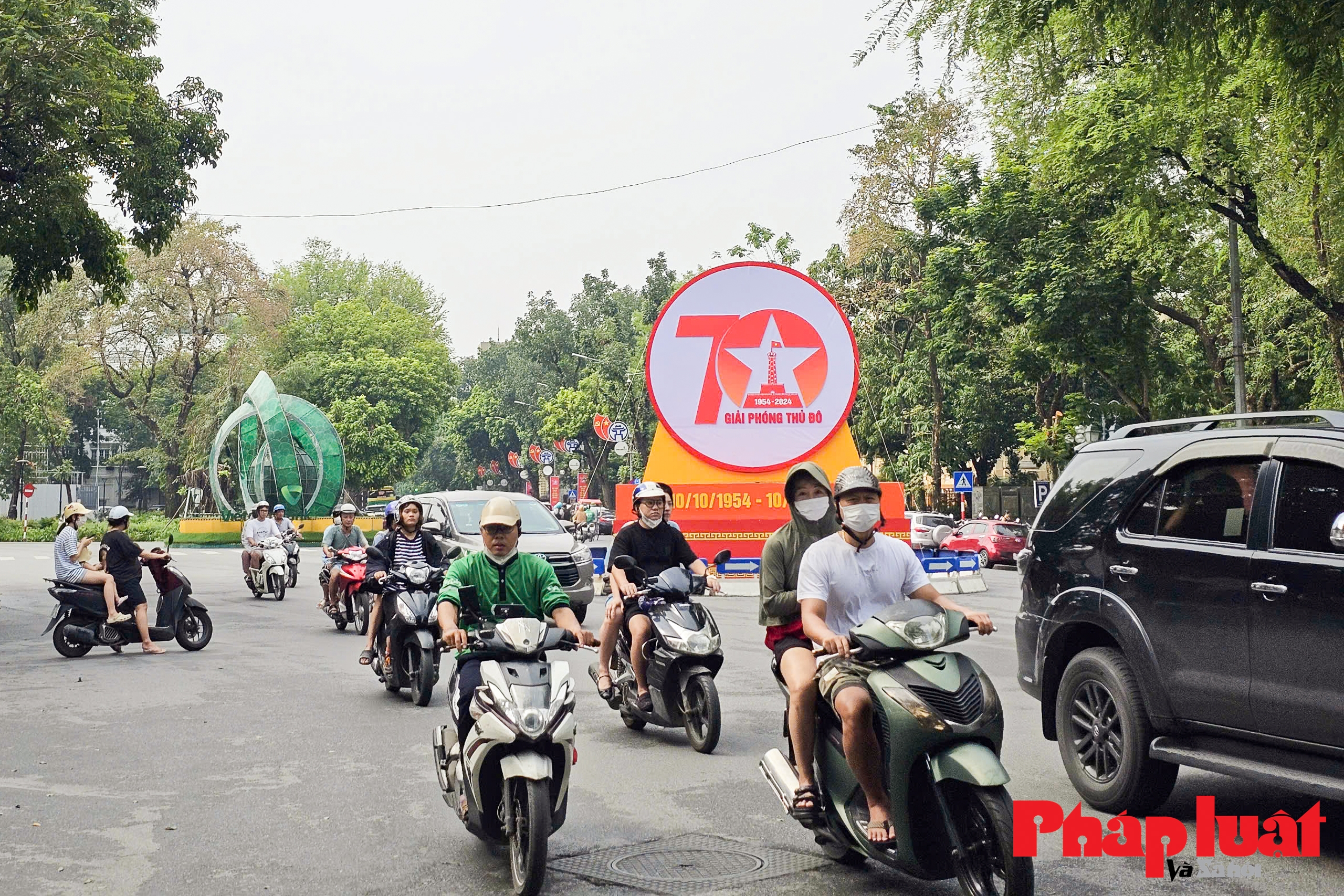 Không gian xung quanh hồ Hoàn Kiếm trang hoàng rực rỡ chào mừng 70 năm Ngày Giải phóng Thủ đô