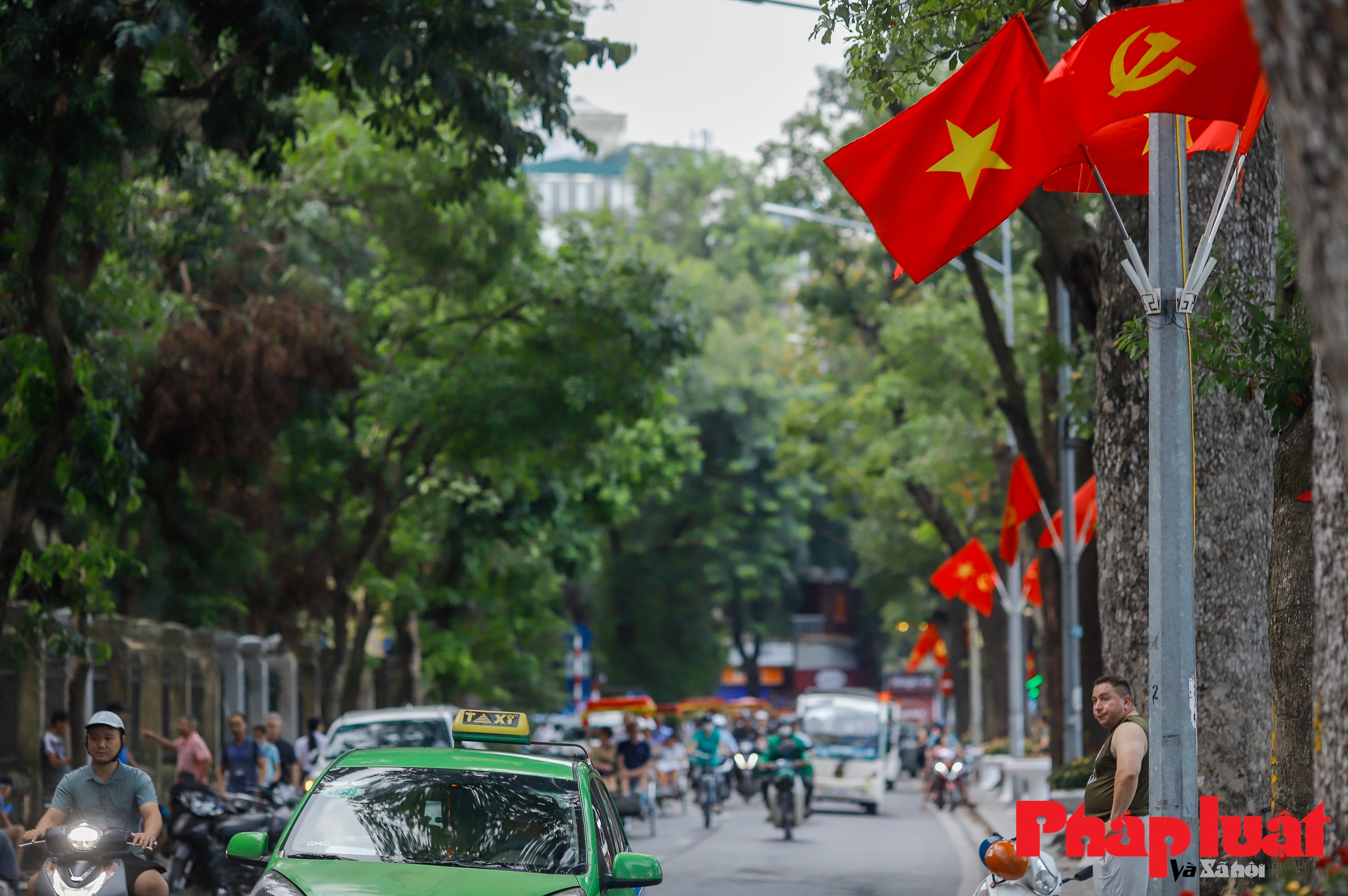 Không gian xung quanh hồ Hoàn Kiếm trang hoàng rực rỡ chào mừng 70 năm Ngày Giải phóng Thủ đô