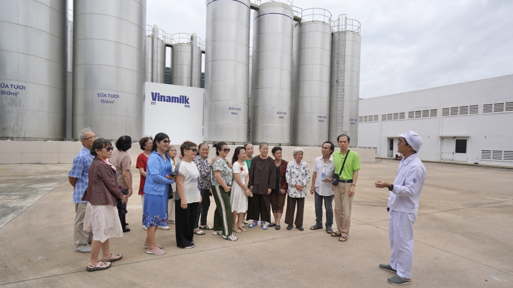 Khách hàng dùng Vinamilk hơn 40 năm ấn tượng trước siêu nhà máy hiện đại, khép kín