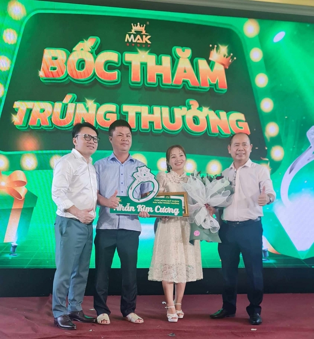 Lãnh đạo tập đoàn ông Lã Văn Tiến- CTHĐQT Tâp đoàn MAK GROUP  trao giả nhất trị giá 120 triệu cho nhà phân phối đền từ tỉnh Long An Ảnh: Văn Dũng