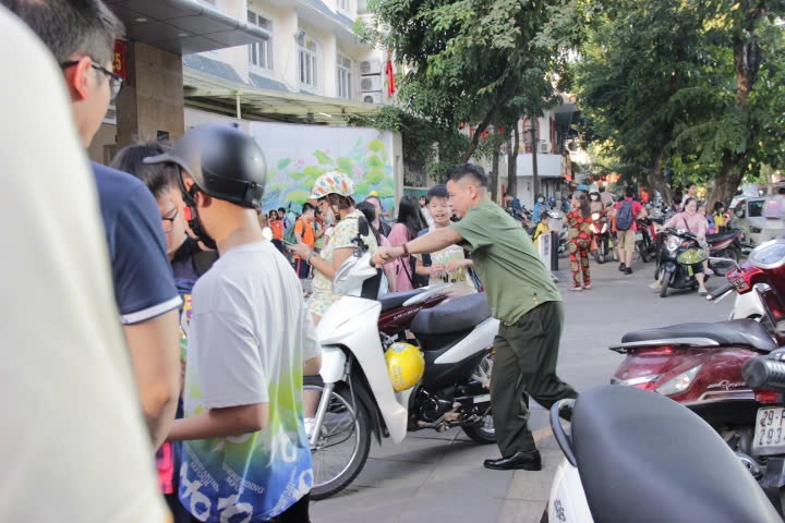 Hà Nội: nhiều học sinh, phụ huynh vẫn vi phạm an toàn giao thông